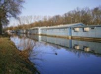 847218 Gezicht op de achterzijde van de prostitutieboten aan het Zandpad te Utrecht, vanaf de oever van de Vecht bij de ...